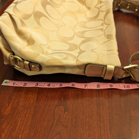 Coach signature hobo bag, tan and gold - Picture 13 of 15